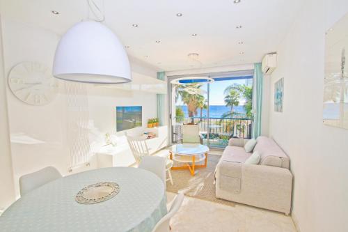 un salon avec une table et un canapé dans l'établissement Le Copacabana Riviera, à Nice