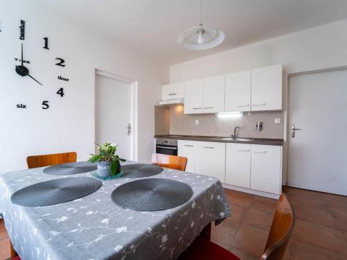 Kuchyň nebo kuchyňský kout v ubytování Holiday Home Velký Osek by Interhome