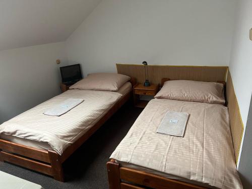Una cama o camas en una habitación de PENZION HRADEC