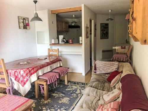 - un salon avec une table, une table et des chaises dans l'établissement Apartment la rochaille by Interhome, à Uvernet