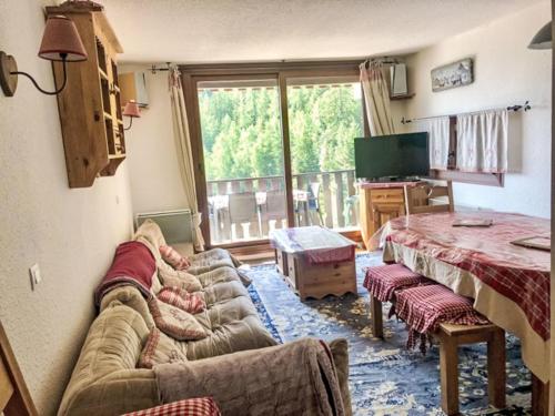 un salon avec un canapé et une table dans l'établissement Apartment la rochaille by Interhome, à Uvernet