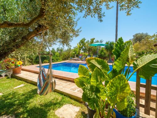 Una piscina con un columpio en un patio. en Holiday Home Cas Pobler by Interhome, en Caimari