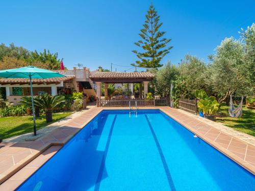 una piscina frente a una casa en Holiday Home Cas Pobler by Interhome, en Caimari