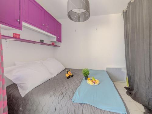 Cette chambre comprend un lit avec une assiette de fruits. dans l'établissement Apartment Les Floralies II-14 by Interhome, au Grau-du-Roi