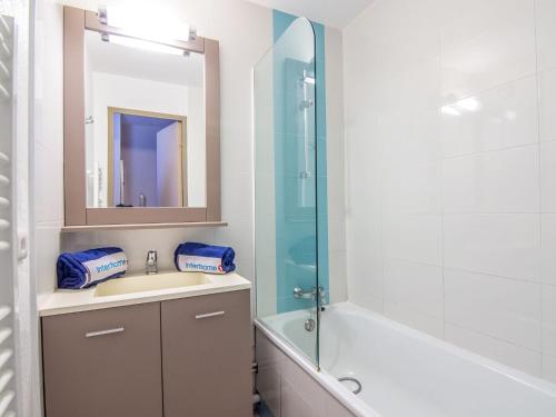 une salle de bain avec un lavabo, une douche et un miroir dans l'établissement Apartment Les Marines-8 by Interhome, à La Foux