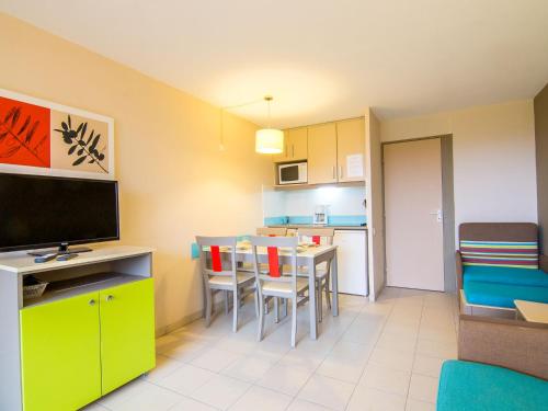un salon avec une cuisine et une salle à manger dans l'établissement Apartment Les Marines-8 by Interhome, à La Foux