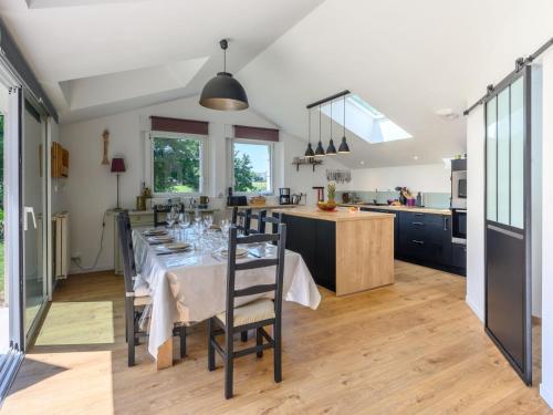 une salle à manger et une cuisine avec une table et des chaises dans l'établissement Holiday Home Les Roseaux by Interhome, à Carnac