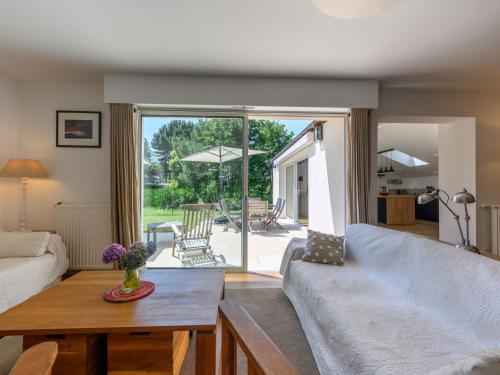 un salon avec un canapé et une table dans l'établissement Holiday Home Les Roseaux by Interhome, à Carnac