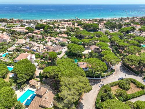 eine Luftansicht eines Viertels mit Bäumen und dem Meer in der Unterkunft Villa Ohana by Interhome in Sainte-Maxime