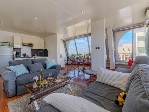 un salon avec des canapés et une table dans l'établissement Apartment Le Suffren-2 by Interhome, au Grau-du-Roi