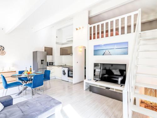 Cette chambre comprend une mezzanine avec une table et des chaises. dans l'établissement Apartment Font Mourier-2 by Interhome, à Gassin