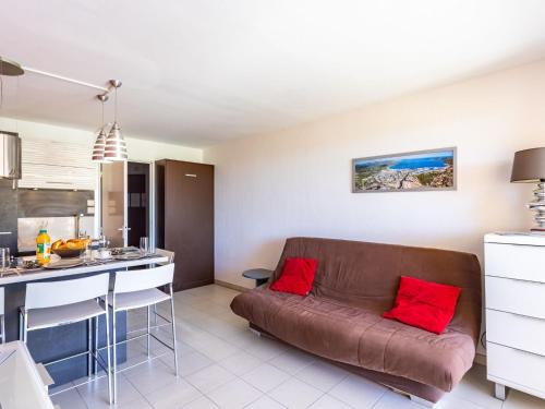 ein Wohnzimmer mit Sofa und eine Küche in der Unterkunft Apartment Les Marines-1 by Interhome in La Foux