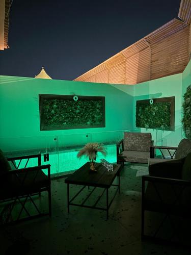 a living room with a couch and a table at night at شاليهات جولدن الفندقية in Al-Salam