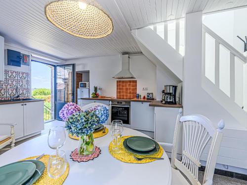 une cuisine et une salle à manger avec une table et des chaises dans l'établissement Apartment Er Velin by Interhome, à La Trinité-sur-Mer