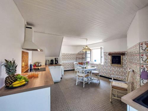 une cuisine avec une table et une salle à manger dans l'établissement Apartment Er Velin by Interhome, à La Trinité-sur-Mer