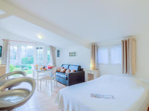 une chambre avec un lit et un salon dans l'établissement Holiday Home Le Mimosa St Laurent by Interhome, à Gassin