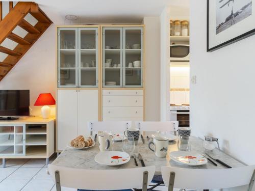 une salle à manger avec une table et des chaises dans l'établissement Holiday Home La Pommeraie by Interhome, à Villers-sur-Mer