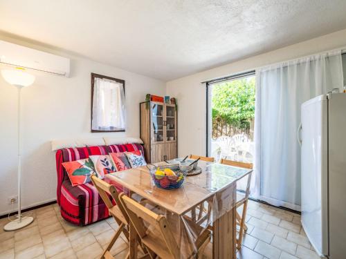 un salon avec une table et un canapé dans l'établissement Apartment Les Terrasses de la Méditerranée-13 by Interhome, à Saint Pierre La Mer
