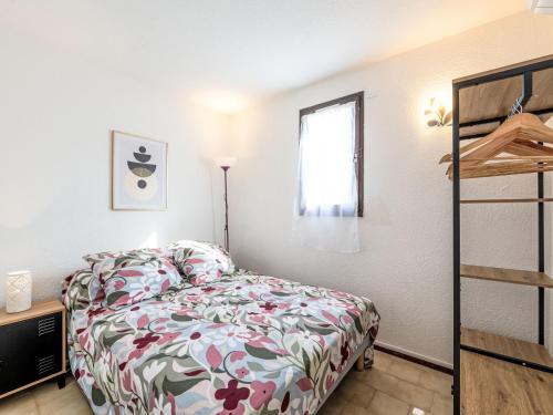une petite chambre avec un lit et une fenêtre dans l'établissement Apartment Les Terrasses de la Méditerranée-13 by Interhome, à Saint Pierre La Mer
