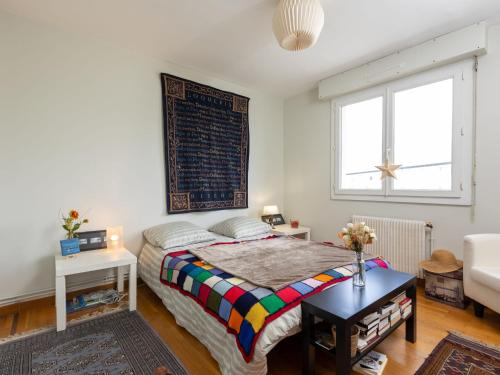 une chambre avec un lit, une table et un canapé dans l'établissement Apartment La Ville Allis by Interhome, à Saint-Malo