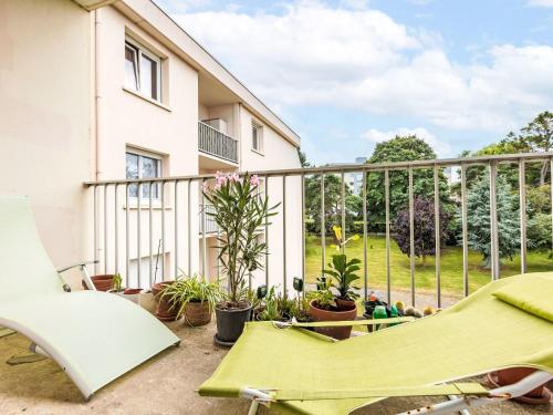 d'un balcon avec un hamac vert et des plantes. dans l'établissement Apartment La Ville Allis by Interhome, à Saint-Malo