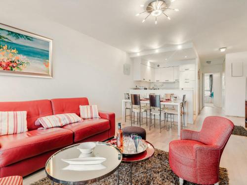 - un salon avec un canapé et des fauteuils rouges dans l'établissement Apartment Terrasses d'Emeraude-7 by Interhome, à Dinard