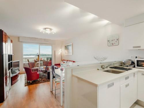 une cuisine avec un évier et un salon dans l'établissement Apartment Terrasses d'Emeraude-7 by Interhome, à Dinard