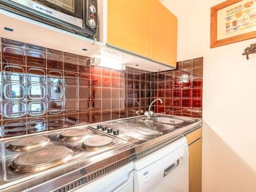 une cuisine avec une cuisinière et un évier dans l'établissement Studio Le Borsat - Val Claret-18 by Interhome, à Tignes