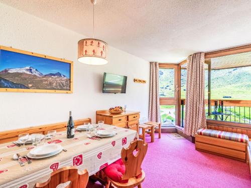 une salle à manger avec une table et des chaises et une fenêtre dans l'établissement Studio Le Borsat - Val Claret-18 by Interhome, à Tignes
