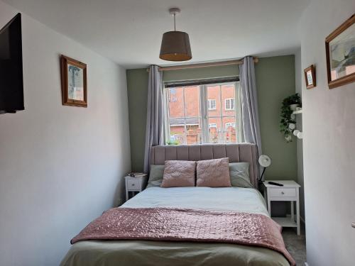 a small bedroom with a bed and a window at Stratford-upon-Avon 1-Bed Sleeps 4 Pets Allowed in Stratford-upon-Avon