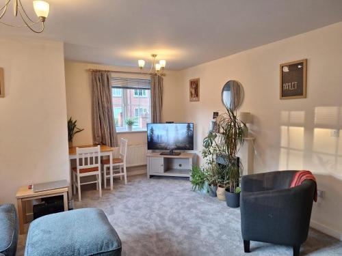 a living room with a tv and a couch and chairs at Stratford-upon-Avon 1-Bed Sleeps 4 Pets Allowed in Stratford-upon-Avon