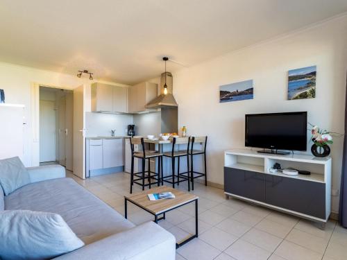 un salon avec un canapé et une cuisine dans l'établissement Apartment Les Marines-11 by Interhome, à Gassin