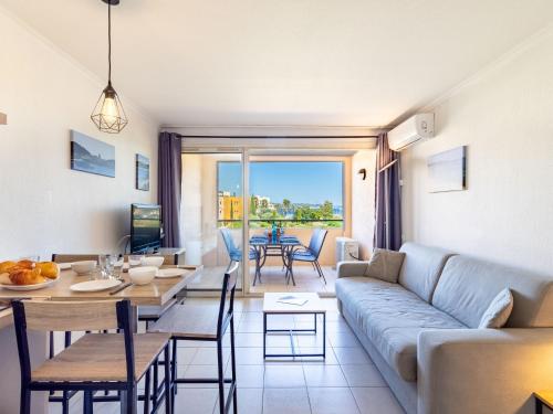 un salon avec un canapé et une table dans l'établissement Apartment Les Marines-11 by Interhome, à Gassin