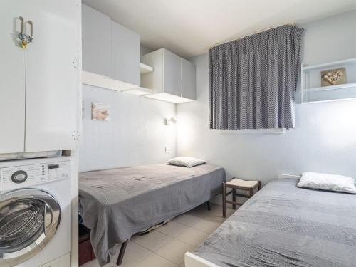 - une chambre avec 2 lits et un lave-linge dans l'établissement Apartment Les Marines-9 by Interhome, à La Foux