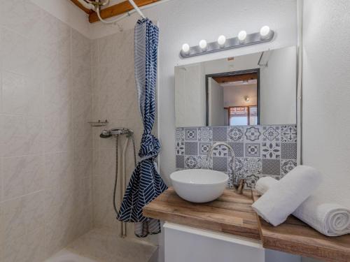 une salle de bain avec un lavabo et un miroir dans l'établissement Holiday Home le Hameau Catalan-2 by Interhome, au Barcarès