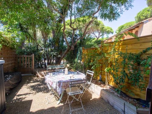 un patio avec une table et des chaises et une clôture dans l'établissement Holiday Home Jean d'Agreve-1 by Interhome, à Hyères