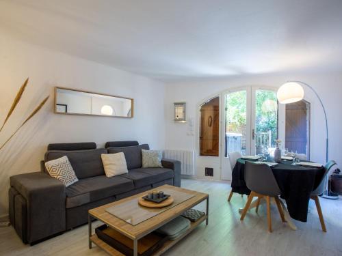un salon avec un canapé et une table dans l'établissement Holiday Home Jean d'Agreve-1 by Interhome, à Hyères
