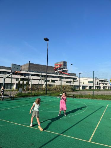 two young girls playing on a tennis court at Termy Warmińskie in Lidzbark Warmiński