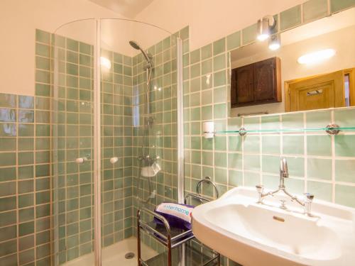 une salle de bain avec un lavabo et une douche dans l'établissement Studio Gassin Village by Interhome, à Gassin