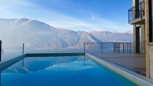 una piscina con vista sulle montagne di Residence Dorio a Dorio