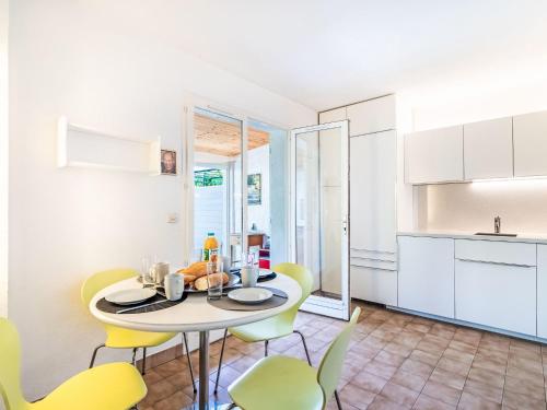 une cuisine et une salle à manger avec une table et des chaises dans l'établissement Holiday Home Font Mourier-1 by Interhome, à Gassin