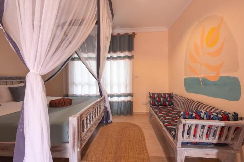 Una cama o camas en una habitación de Ebb & Flow