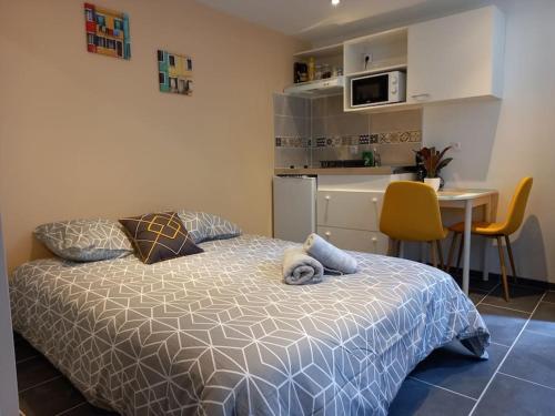 une chambre avec un lit et une table et une cuisine dans l'établissement Residence de l'évèché 9, à Limoges