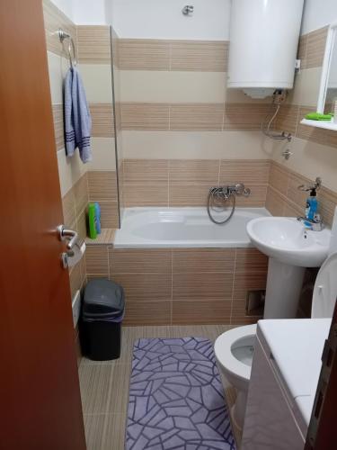 a bathroom with a tub and a toilet and a sink at Studio Apartman D&S in Pluzine