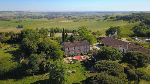 une vue aérienne d'une maison dans un champ dans l'établissement Yourte Mongole Aux nuits insolites d'Argoumbat, à Beaumont-de-Lomagne