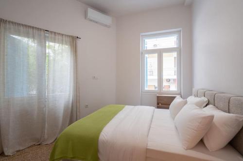 2BR Apt 20 Mins From Acropolis with Washer & Dryer