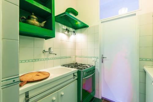 kuchnia z kuchenką górny piekarnik obok zlewu w obiekcie Campo dei Fiori Holiday Home w Rzymie
