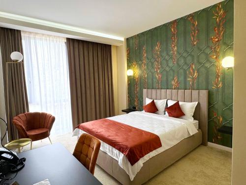 a hotel room with a bed and a table at Ambar Hotel in Giurgiu