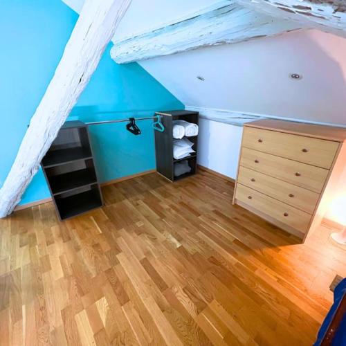 Cette chambre mansardée dispose d'un lit et de parquet. dans l'établissement T4 Familial-Clim-St Charles, à Marseille