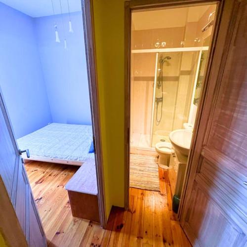 une petite salle de bain avec un lit et un lavabo dans l'établissement T4 Familial-Clim-St Charles, à Marseille